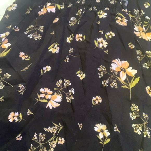 A floral dress that ties in the back, in size small. - Picture 3 of 4